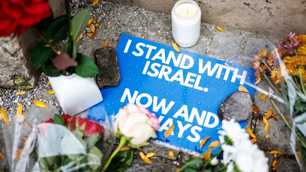 Blumen-liegen-vor-einer-Synagoge