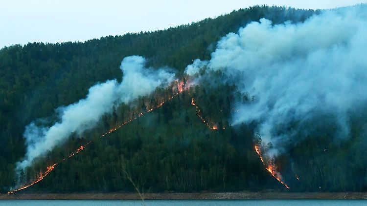 Mehr als 100 Brände lodern im Nordosten Russlands.