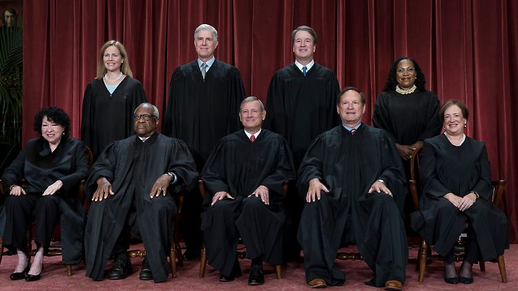 Richterin Sotomayor (unten links), Richterin Kagan (unten rechts) und Richterin Jackson (oben rechts) gaben ein Minderheitenvotum gegen das Urteil des Supreme Court ab. Alle anderen Richter wurden von republikanischen Präsidenten nominiert.