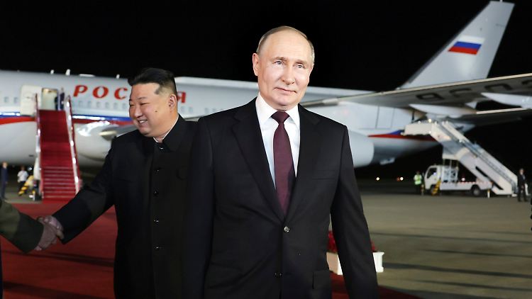 Autokraten sind sich einig: Wladimir Putin (vorne) und Nordkoreas Machthaber Kim Jong Un haben kürzlich ein neues Partnerschaftsabkommen unterzeichnet.