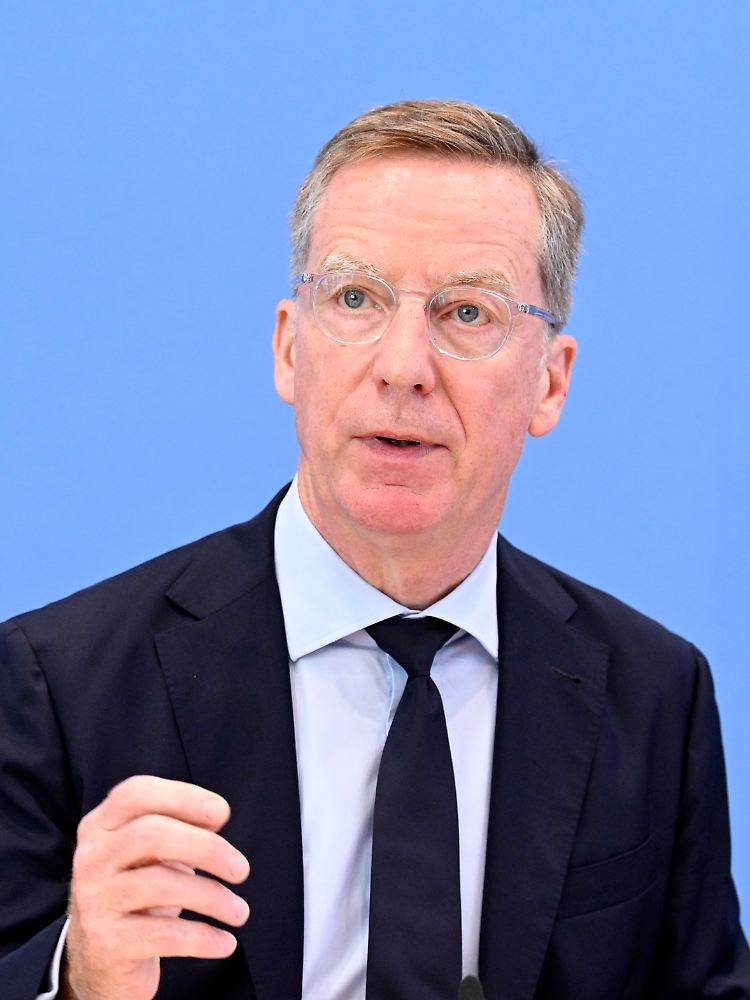 Michael Hüther ist einer der einflussreichsten Ökonomen Deutschlands. Er ist Direktor des arbeitgebernahen Instituts der deutschen Wirtschaft Köln (IW Köln) und Honorarprofessor an der EBS Business School in Oestrich-Winkel.