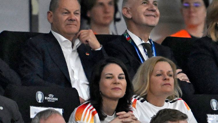 Annalena Baerbock mit Kollegen beim Spiel Deutschland-Schweiz in der Frankfurt-Arena.