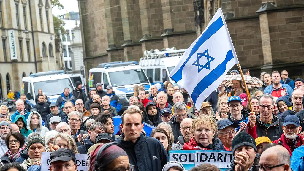 Am-Bremer-Rathaus-findet-eine-Solidaritaetskundgebung-nach-den-Angriffen-gegen-Israel-statt