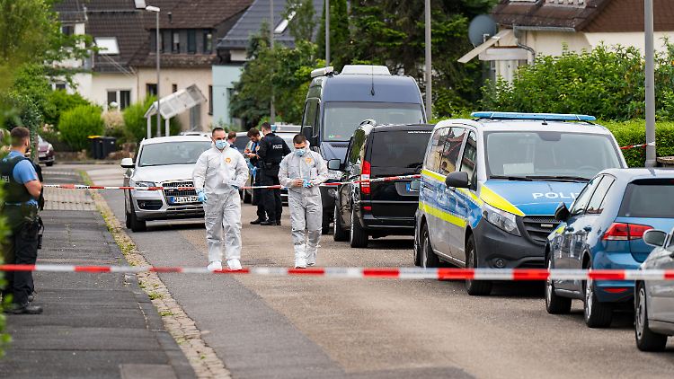 Ermittler sind am Tatort im Wiesbadener Ortsteil Kohlheck im Einsatz. 