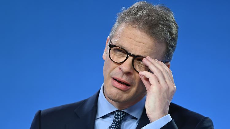 Christian Sewing im Februar bei einer Pressekonferenz.