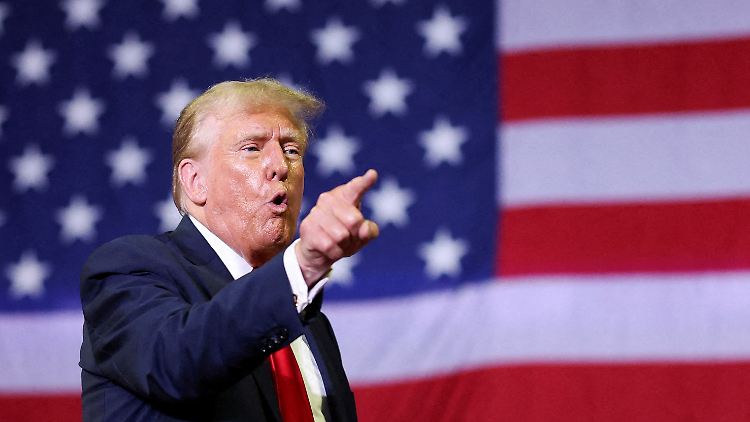 Trump liegt in den Umfragen derzeit vor Biden. Allerdings kommt es auf die sogenannten Swing States an, da der US-Präsident indirekt von einem Wahl-Gremium gewählt wird, dessen Zusammensetzung jeweils in den Bundesstaaten bestimmt wird.