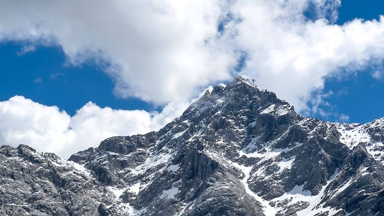 Blick auf die Zugspitze mit einer Höhe von 2962 Metern. 