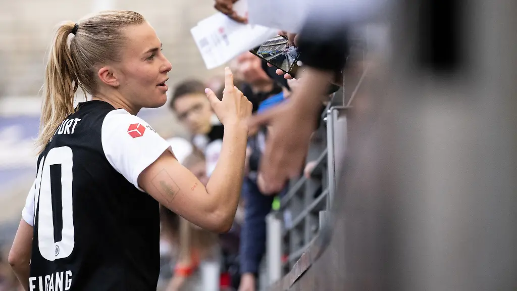 Frankfurts-Laura-Freigang-spricht-mit-Fans