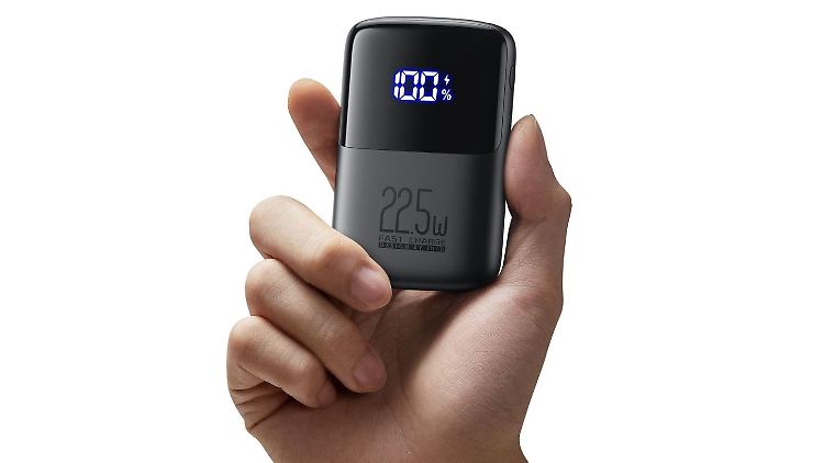 Die Powerbank von Iniu ist nur halb so groß wie ein modernes Smartphone.