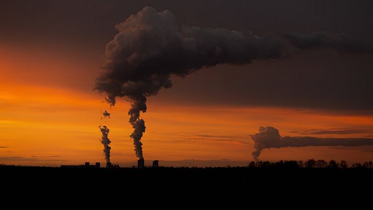 Das Kohlekraftwerk Boxberg steht in der Abenddämmerung bei Ober-Prauske in der Lausitz.