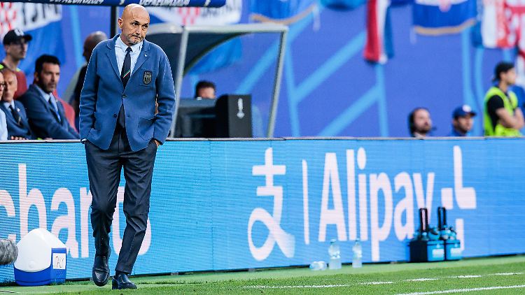 Der italienische Cheftrainer Luciano Spalletti beim Spiel Kroatien - Italien.