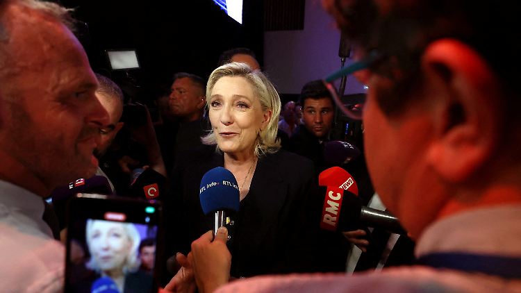 Marine Le Pens Partei Rassemblement National will nach der Wahl die Regierung bilden. Premierminister soll dann ihr Parteichef Jordan Bardella werden.