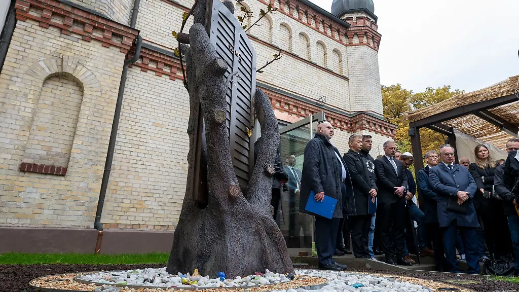 Max-Privorozki-l-Vorsitzender-der-Juedischen-Gemeinde-Halle-und-weitere-Gaeste-nehmen-am-Gedenken-nach-den-Terroranschlaegen-teil