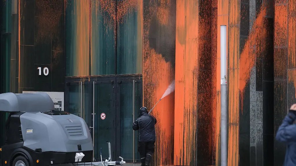 Ein-Mitarbeiter-einer-Reinigungsfirma-saeubert-die-Fassade-eines-Gebaeudes-der-Universitaet-Leipzig