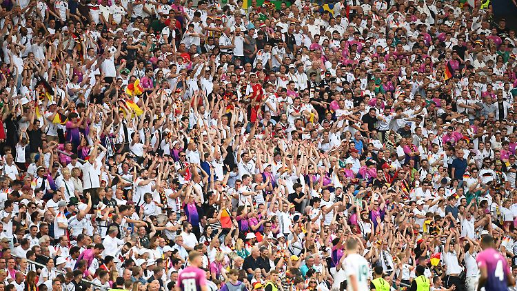 Fans beklagen sich über die kostenlosen Tickets für Influencer.