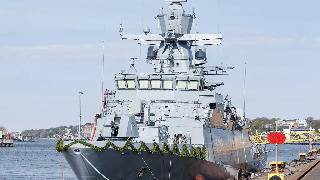 Die-Korvette-Koeln-liegt-vor-ihrer-Taufe-am-Ausruestungskai-der-Werft-Blohm-Voss
