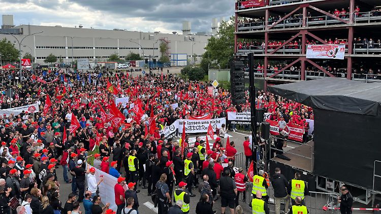 Betriebsratschef Ergun Lümali bekräftigte, die Arbeitnehmervertretung trage die einseitige Entscheidung des Vorstands in keinster Weise mit. 