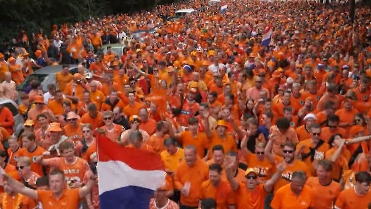 Oranje Holland-Fans EM-Marsch München.jpg