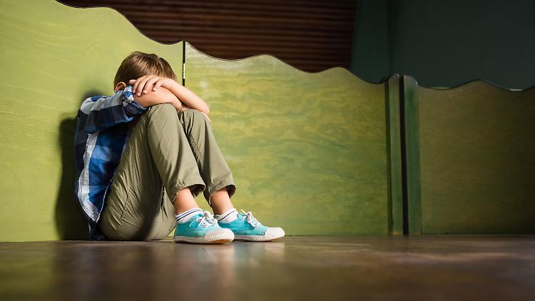 Wenn Eltern eine Sucht- oder psychische Erkrankung hätten, seien auch ihre Kinder dadurch unterschiedlichen Belastungen ausgesetzt. Davon sei jedes vierte Kind in Deutschland betroffen, so Experten.