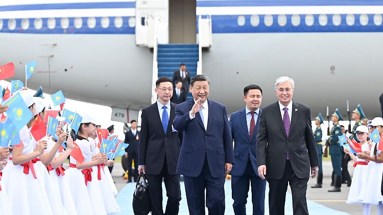 Der chinesische Staatschef Xi ist bereits in Astana angekommen und wurde feierlich empfangen. 