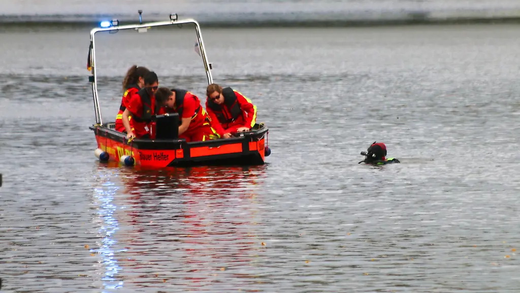 Einsatzkraefte-der-DLRG-suchen-in-der-Saar-nach-einem-vermissten-Fuenfjaehrigen
