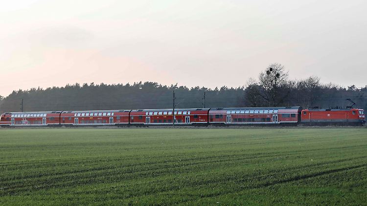 Auf mehr als elf Millionen Abonnenten des Deutschlandtickets könnte noch 2024 eine deutliche finanzielle Mehrbelastung zukommen.