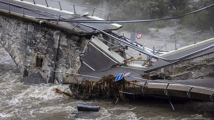 Der angeschwollene Fluss Maggia brachte eine Brücke zum Einsturz, Gebiete weitere oberhalb sind deswegen nicht mehr über die Straße zu erreichen.  