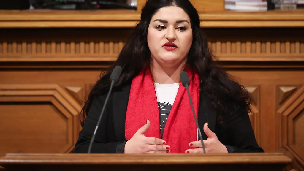 Cansu-Oezdemir-Die-Linke-Fraktionsvorsitzende-der-Partei-Die-Linke-in-der-Hamburgischen-Buergerschaft-spricht-bei-einer-Sitzung