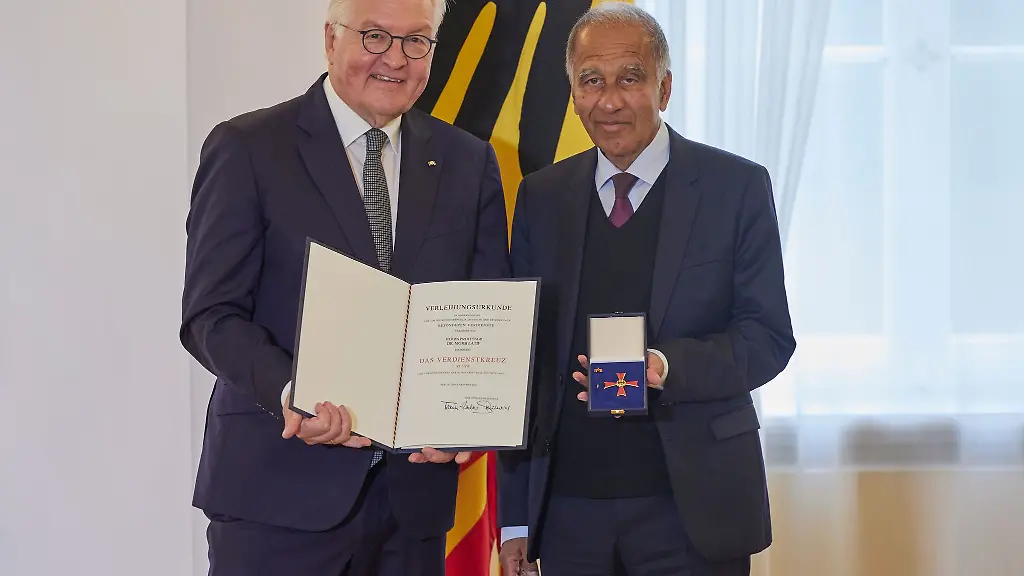 Bundespraesident-Frank-Walter-Steinmeier-verleiht-Mojib-Latif-den-Verdienstorden-zum-Tag-der-Deutschen-Einheit