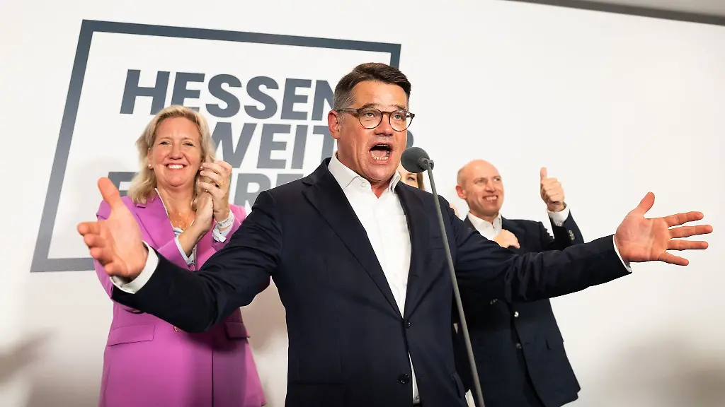 Boris-Rhein-steht-bei-der-CDU-Wahlparty-mit-Ines-Claus-l-r-Astrid-Wallmann-und-Manfred-Pentz-auf-dem-Podium
