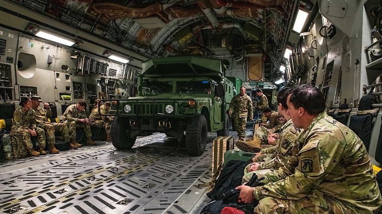US-Soldaten kommen in Wiesbaden an: Hier koordiniert die US-Armee die Waffenlieferungen für die Ukraine. 