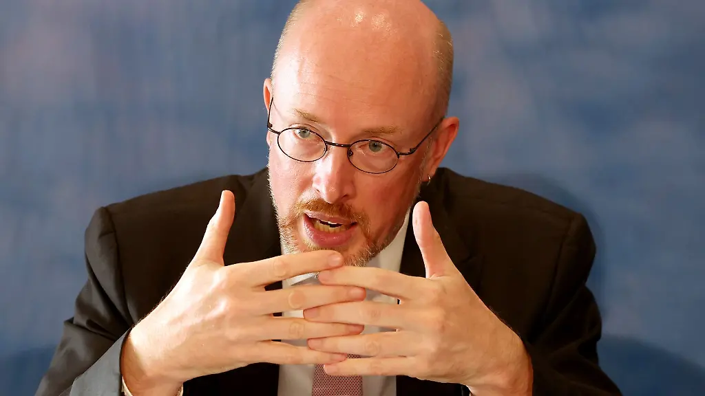 Christian-Pegel-SPD-Innenminister-des-Landes-Mecklenburg-Vorpommern-spricht-auf-einer-Pressekonferenz