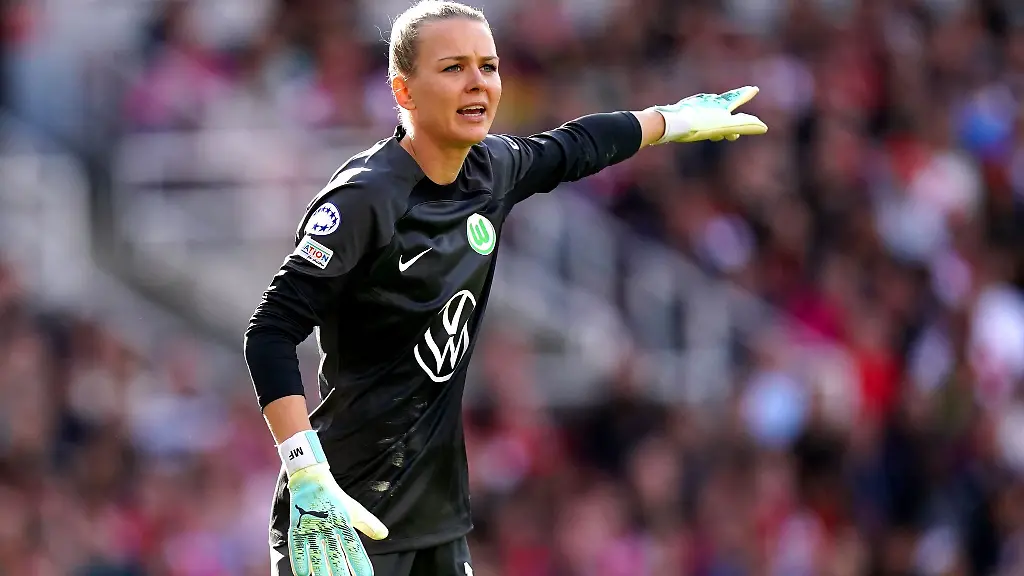 Merle-Frohms-Torhueterin-des-VfL-Wolfsburg-gestikuliert