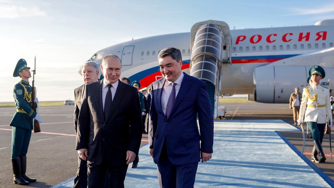 Russlands Präsident Putin wird vom kasachischen Premier Olzhas Bektenov empfangen