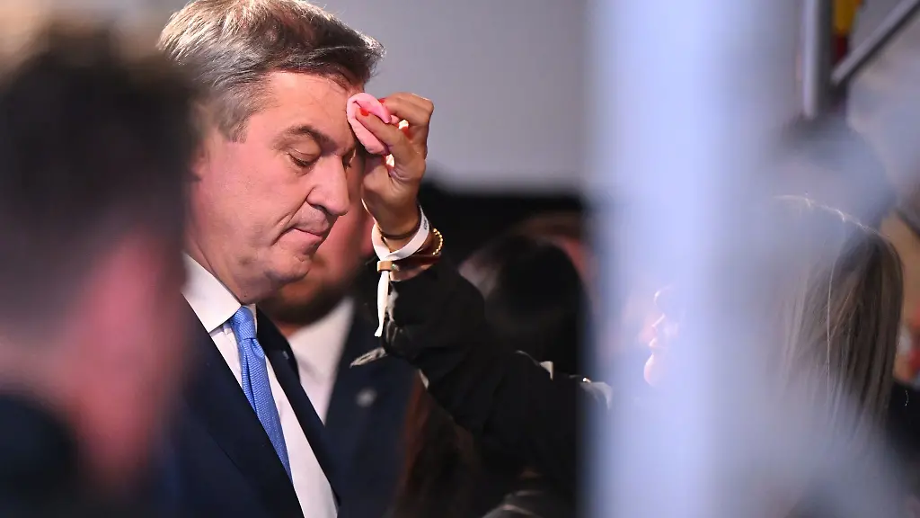 Markus-Soeder-wird-vor-einer-TV-Runde-geschminkt