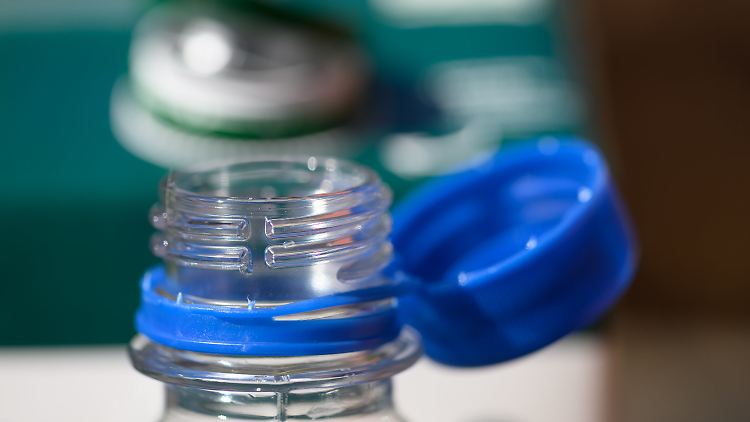 Viele sind von ihnen genervt: Fest verbundene Plastikdeckel an Getränkeflaschen.
