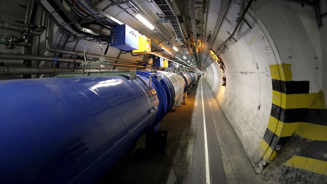 Der LHC liegt 100 Meter unter der Erde und hat einen Umfang von 26.695 Kilometern.