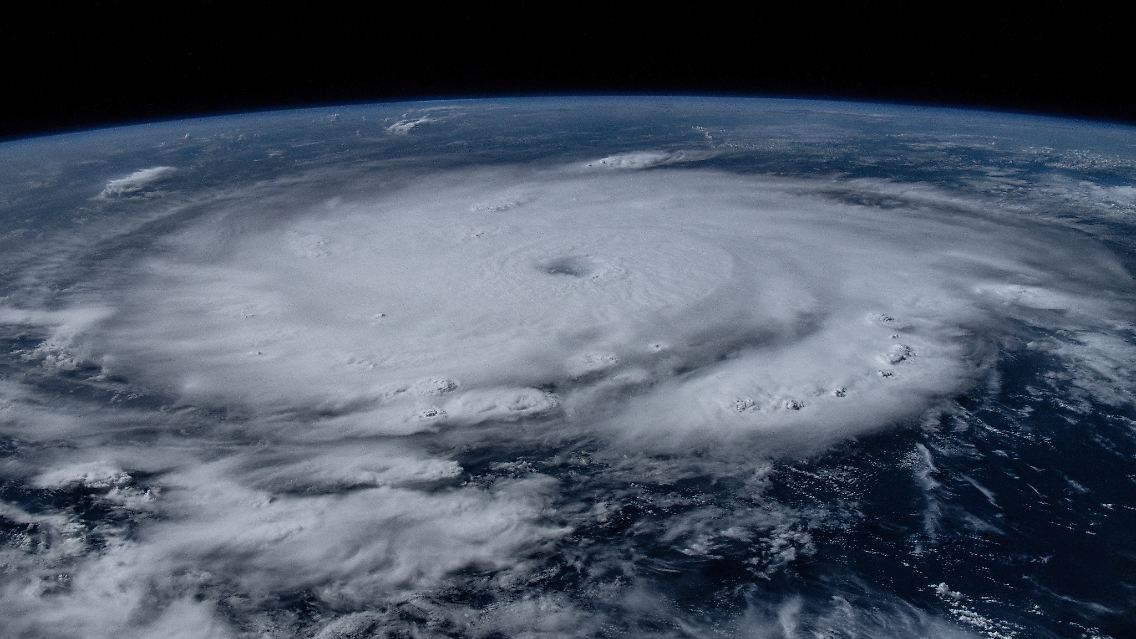 Das Auge des Sturms: Am 1. Juli 2024 überfliegt die Internationale Raumstation (ISS) Hurrikan "Beryl", den ersten Tropensturm des Jahres. NASA-Astronaut Matthew Dominick hält den Moment in Bildern fest und zeigt sich nachhaltig beeindruckt.