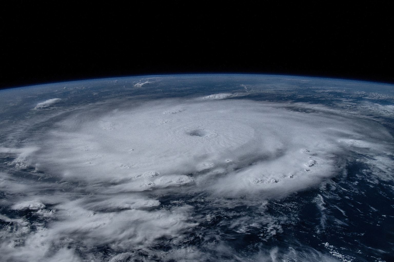 Das Auge des Sturms: Am 1. Juli 2024 überfliegt die Internationale Raumstation (ISS) Hurrikan Beryl, den ersten Tropensturm des Jahres. NASA-Astronaut Matthew Dominick hält den Moment in Bildern fest und zeigt sich nachhaltig beeindruckt. 