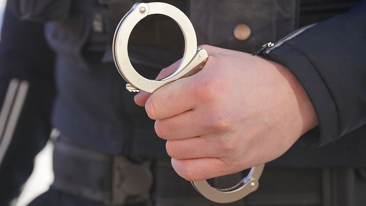 Den Festgenommen wird Mord, Folter, Freiheitsberaubung und Kriegsverbrechen gegen das Eigentum vorgeworfen. 