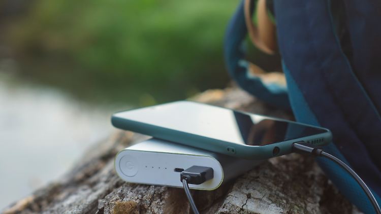 Den ganzen Tag unterwegs und keine Steckdose in der Nähe – jetzt ist eine Powerbank Gold wert.