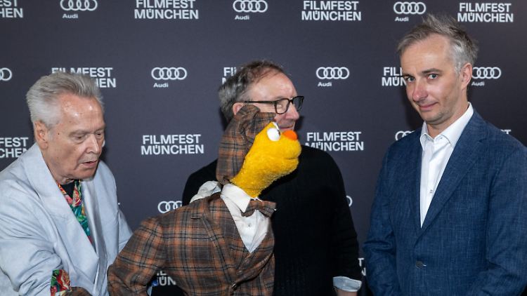 Drehbuchautor Jan Böhmermann (r.) mit den Schauspielern Achim Hall (l.) und Rainer Bock sowie natürlich mit Spencer.