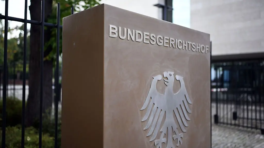 Ein-Hinweisschild-vor-dem-Bundesgerichtshof-BGH