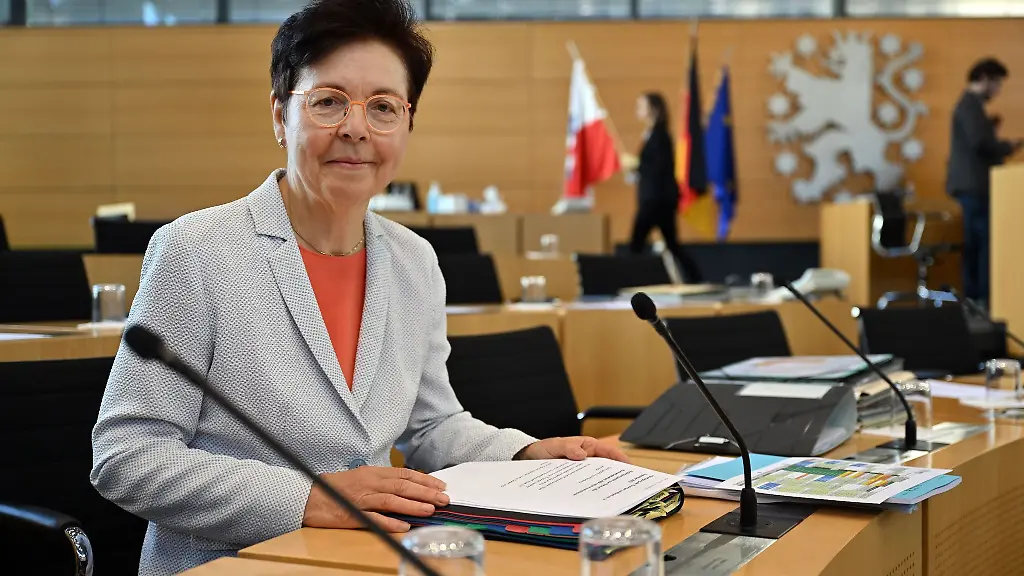 Heike-Taubert-sitzt-im-Plenarsaal-des-Thueringer-Landtag