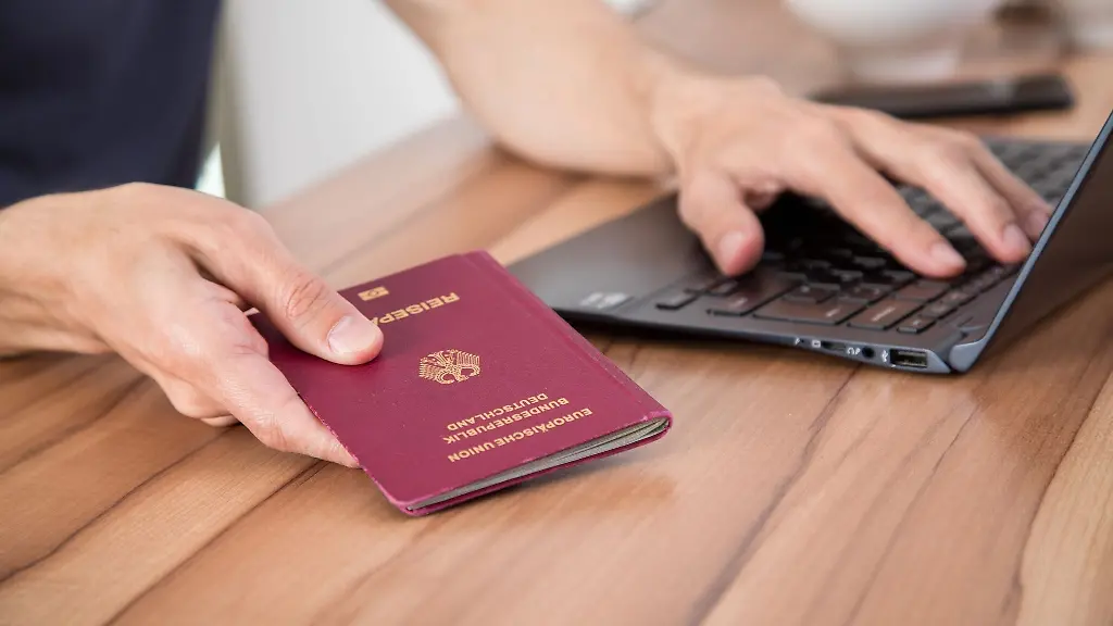 Wer-einen-Job-im-EU-Ausland-sucht-sollte-neben-dem-Perso-oder-Reisepass-auch-Ausbildungsnachweise-und-Arbeitszeugnisse-im-Gepaeck-haben-Letzteres-je-nach-Land-und-Job-auch-in-uebersetzter-Form