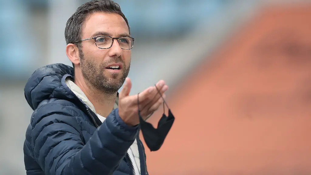 Kaiserslauterns-Trainer-Boris-Schommers-haelt-einen-Mundschutz-in-der-Hand
