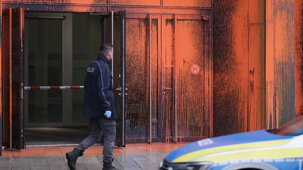 Farbe-haftet-an-der-Fassade-eines-Gebaeudes-der-Universitaet-Leipzig-am-Augustusplatz