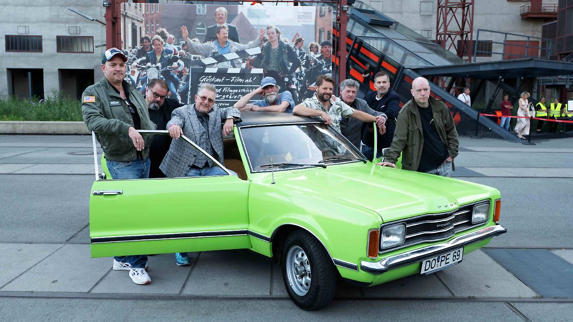 Vor der Kulisse Zeche Zollverein Essen: Christian Kahrmann, Alfred Holighaus, Martin Semmelrogge, Jochen Nickel, Peter Thorwarth, Willi Thomczyk, Christian Becker, Maxwell Richter und der original Ford.