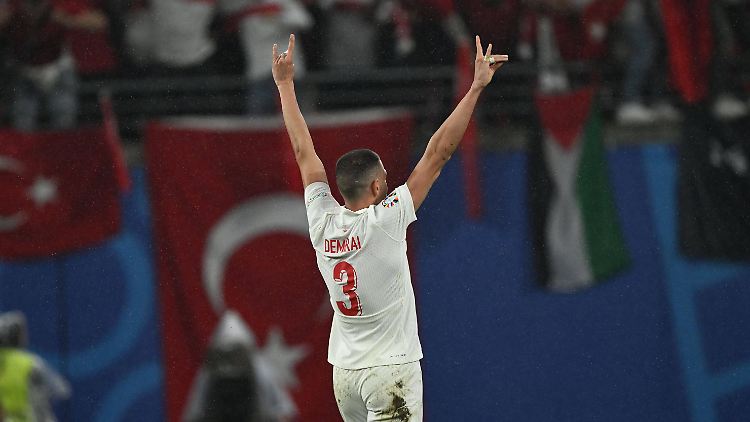 Gegen Demiral ermittelt die UEFA, eine Sperre droht.