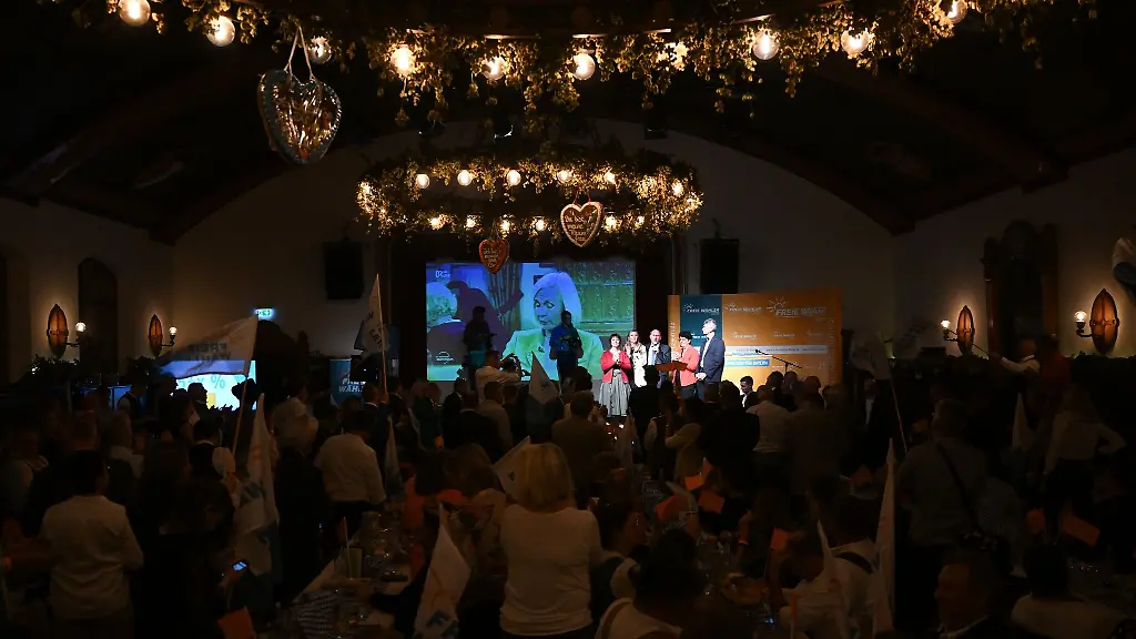 Spitzenkandidat-Hubert-Aiwanger-M-steht-bei-der-Wahlparty-mit-Landtagsabgeordneten-auf-der-Buehne